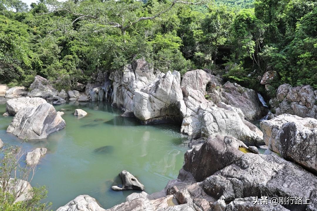 三亚高空坠物1死2伤三亚高空坠物事件发生于三亚市吉阳区，造成了人员伤亡。具体来说，这是一起高空抛物致人伤亡的意外事故。