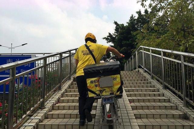 重庆18岁准大学生每天送外卖10小时在重庆，一位即将步入大学的18岁少年，每天选择送外卖达10小时，这一现象引起了社会的广泛关注。