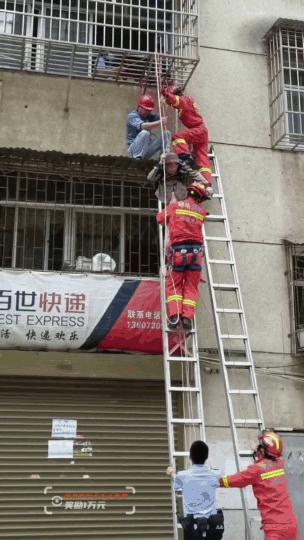 老人坠河男子参与救人英勇瞬间！老人坠河，男子挺身而出参与救援