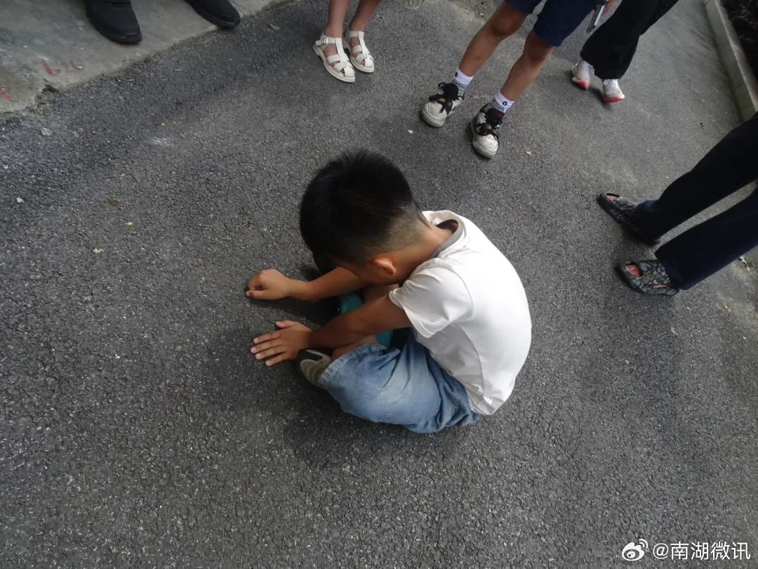接摔落男孩反遭冷眼我理解您所描述的情境是有人看到男孩摔落后没有给予帮助或关心，而是冷眼旁观。这种行为是不应该被接受的，因为每个人都应该对他人的安全和福祉负责。特别是在面对需要帮助的情况时，我们应该尽力提供帮助和支持。
