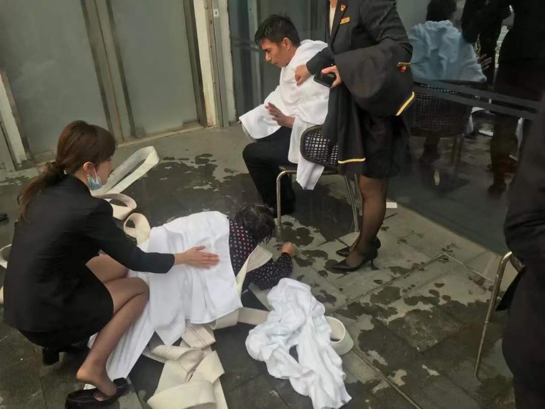 实习女店员跳河救人后提前转正实习女店员跳河救人英勇行为，提前转正获赞
