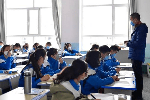 深圳一学校开学“书山”学生自己搬深圳一学校开学新举措，书山学生自己搬，培养自主意识与责任感