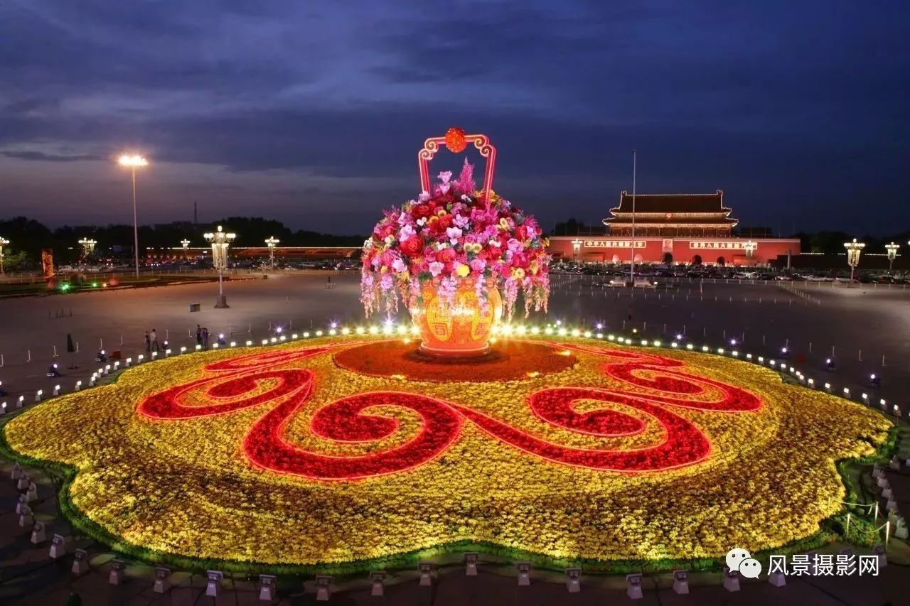 天安门广场上的两块大屏都播了什么